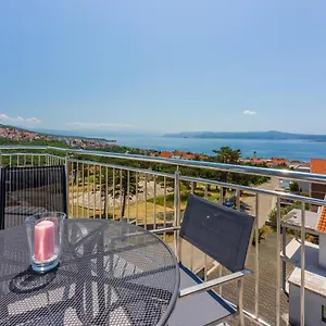 https://apartments-sunshine-d.primorje-gorskikotar.com